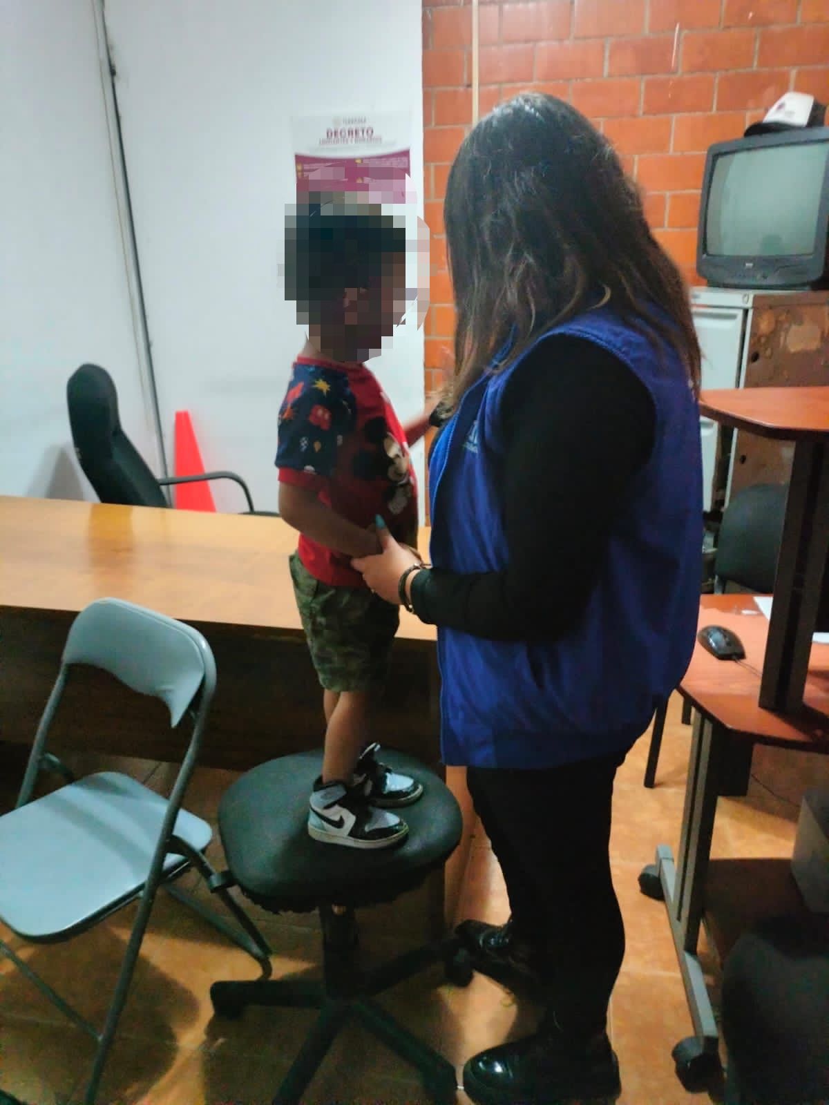 Resguarda DIF de Apizaco a menor de edad; madre es detenida por robo